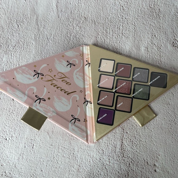 Under the Christmas Tree Pink Eyeshadow Palette - Picture 1 of 3
